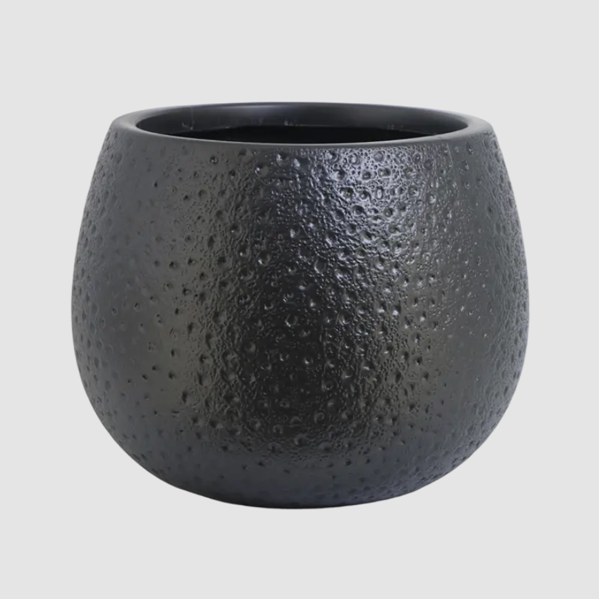 كيف يعمل وعاء الزهور البلاستيكي الكروي القائم على الأرض على تحسين الاستقرار؟